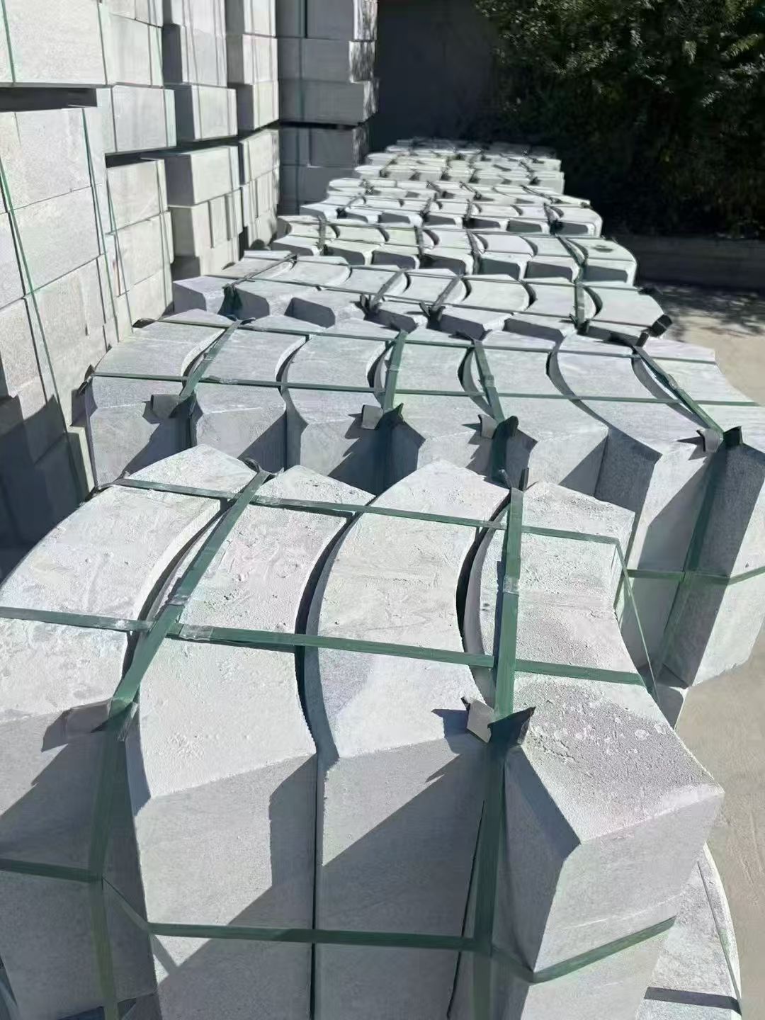 四平 芝麻灰弧形路沿石