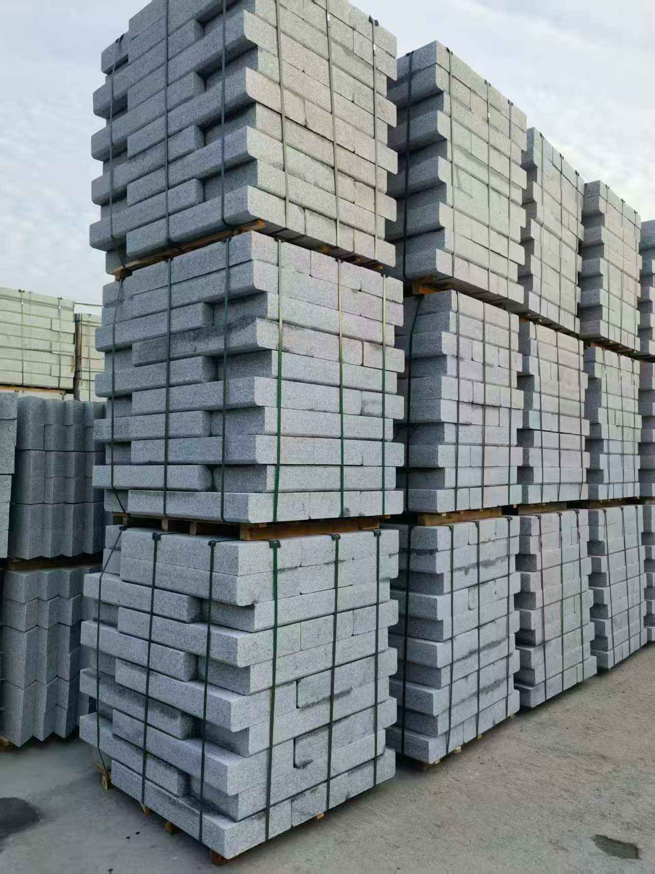 四平 路沿石（路侧石），颜色一致，尺寸标准