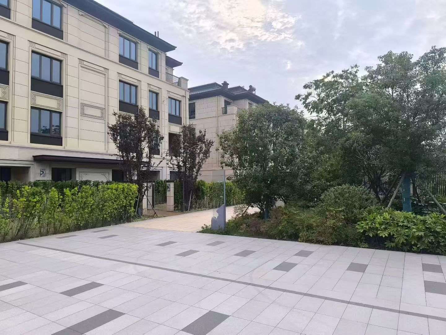 四平 芝麻白与芝麻白搭配铺装，尺寸1200*600